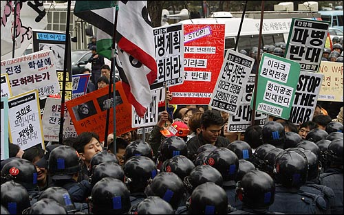 24일 국회 앞에서 열린 '파병안 반대' 시위 모습. 국회인간띠 잇기를 시도하는 시민들을 경찰이 가로막고 있다. 